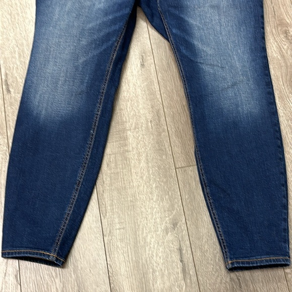 Old Navy Mid Rise Rockstar Super Skinny Jeans Size 20 blue plus size denim - Picture 2 of 5